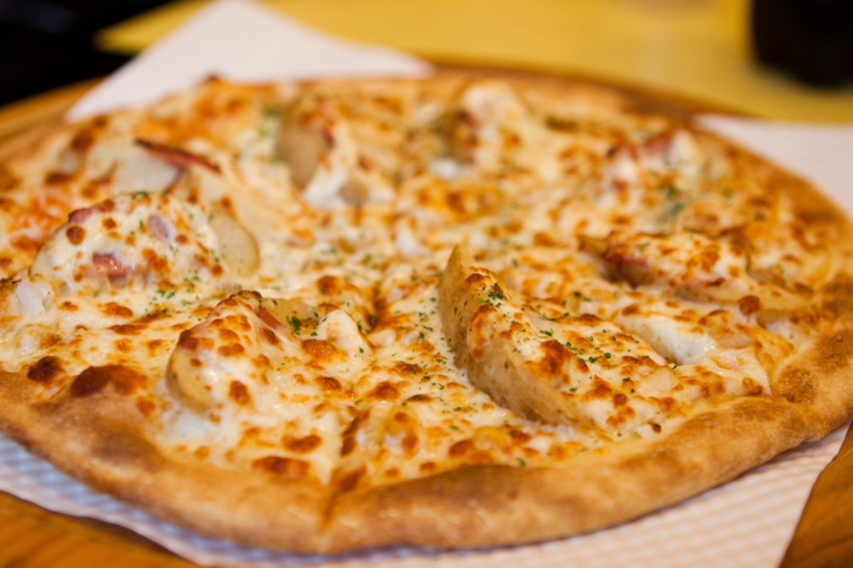 Restaurant Spotlight: Top Places to Savor the Best Buffalo Chicken Pizza