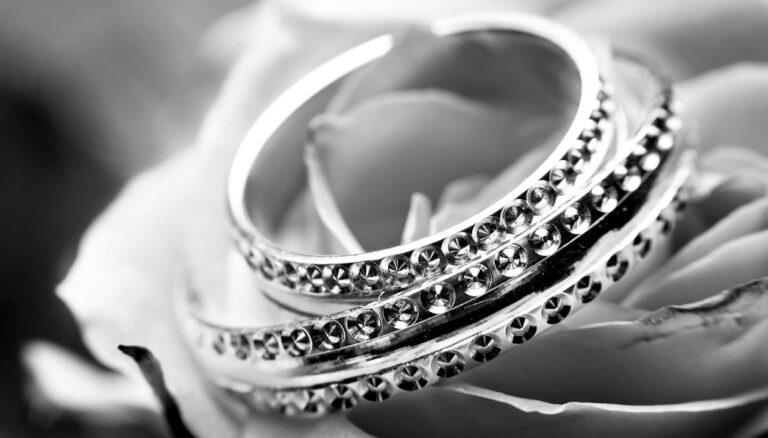 What strategies optimize efficiency and reliability in wholesale jewelry sourcing