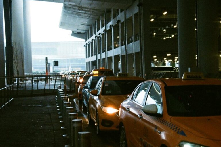 Benefits of Pre-Booking Airport Taxis & Transfers in the UK