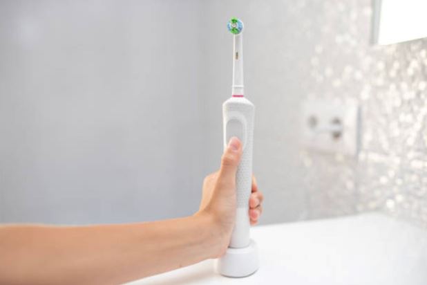 How to use an electric toothbrush?