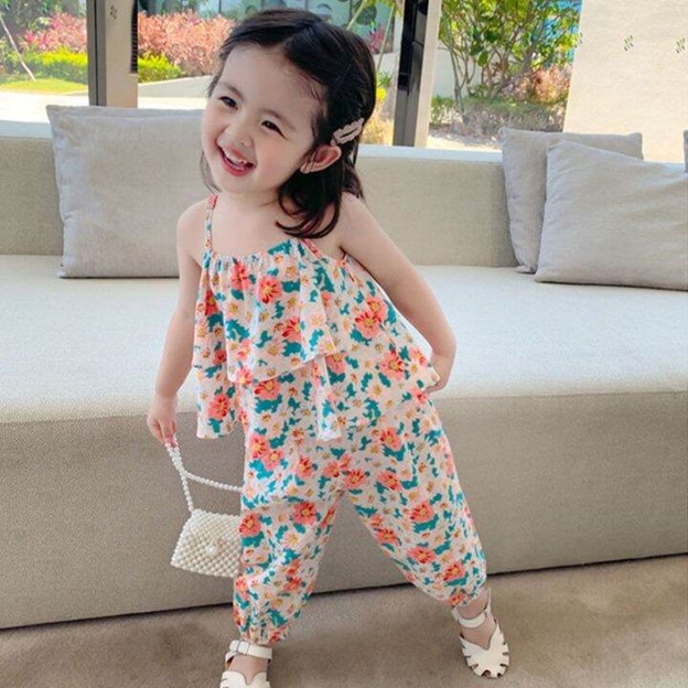 How to Dress a Baby Girl: Guidelines for Comfortable and Stylish Outfits.