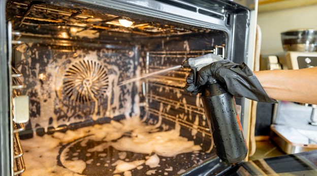 Keeping Your Oven Spotless: Why Liverpool Professional Cleaners Are Better than DIY