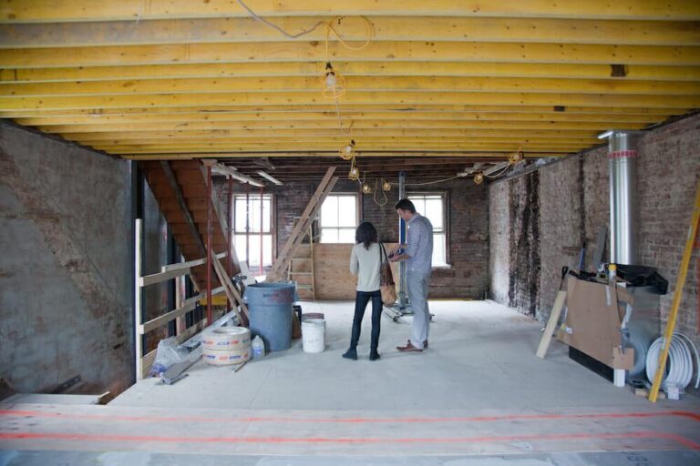 How to Manage a General Contractor During Your Renovation