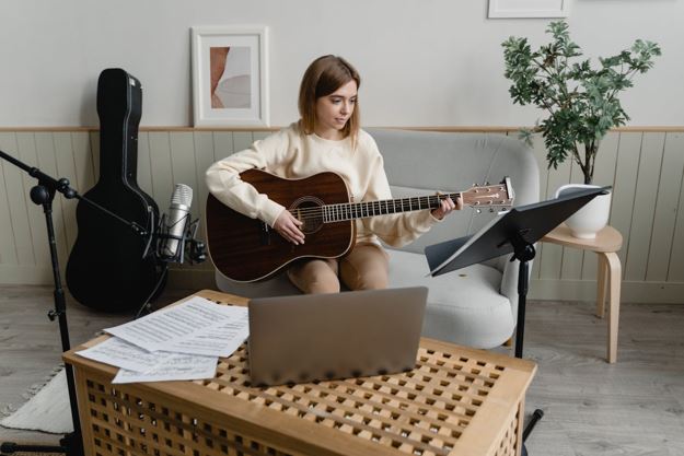 How Guitar Lessons Can Improve Your Playing Skills