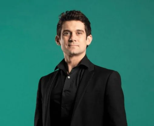 Xavier Mortimer, the “Best Magician Worldwide,” Launches His Spectacular World Tour with Exclusive Performances at the Folies Bergere