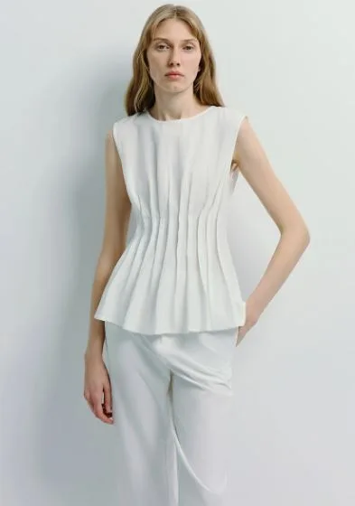 Modern Sleeveless Tops: Comfort and Style Combined