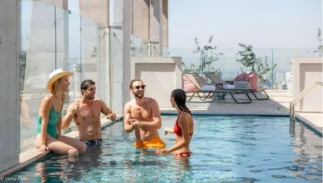 Why Some Luxury Hotels Look Cheap Online and How Victor Elias Photography Fixes the Visual Disconnect