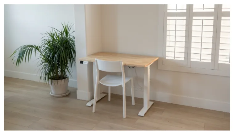 Desky Mini Review: #1 Compact Standing Desk for People Under 5’0″ (2026)