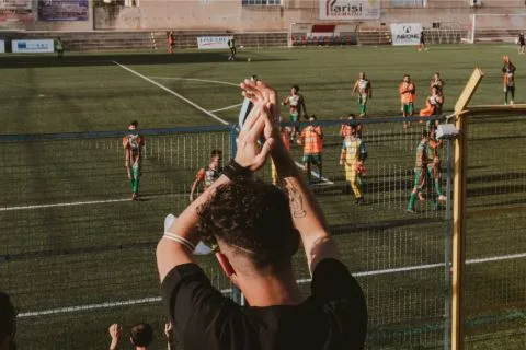How Football Fans Can Turn Match Knowledge Into Affiliate Income