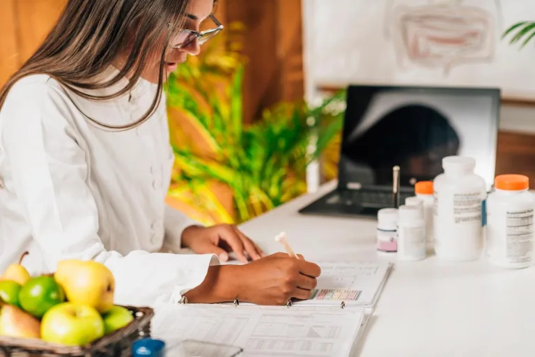 Dr. Michael Johnson Recommends Functional Medicine Over Prescription-Only Treatment