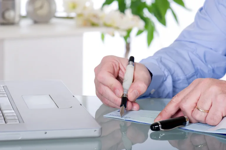 Business Cheques Canada vs Personal Cheques: Which One Should Your Business Use?